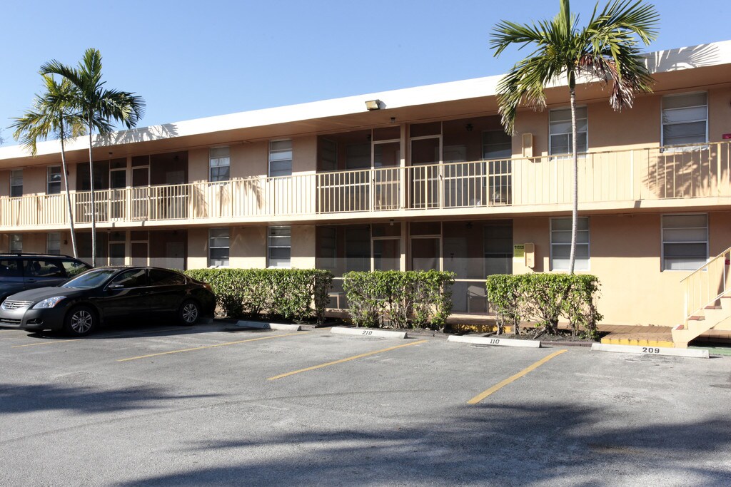Taft Plaza Apartments in Hollywood, FL