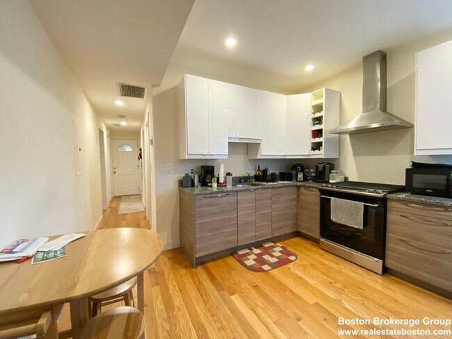 32 Edison Grn, Unit 3 in Boston, MA - Building Photo - Building Photo