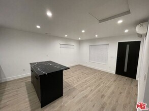 9504 Gothic Ave in Los Angeles, CA - Foto de edificio - Building Photo