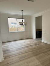 30434 Mallorca Pl in Santa Clarita, CA - Foto de edificio - Building Photo