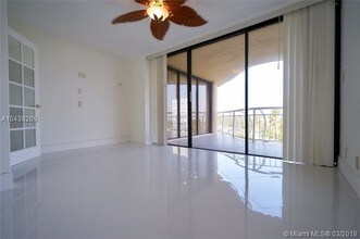 2843 S Bayshore Dr-Unit -6D in Miami, FL - Building Photo - Building Photo