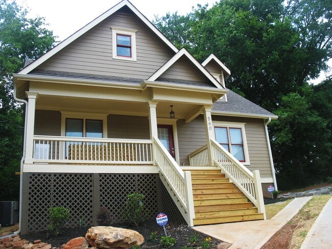 property at 560 W Hancock Ave