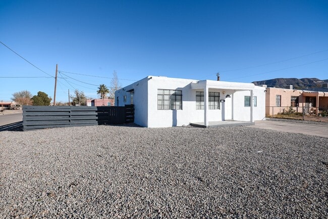 Cute 3 bedroom, 1 Bath Home on a large corner lot in Alamogordo, NM - Building Photo - Building Photo