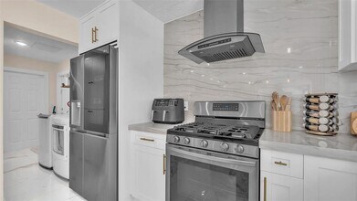 8425 Southampton Dr in Miramar, FL - Building Photo - Building Photo