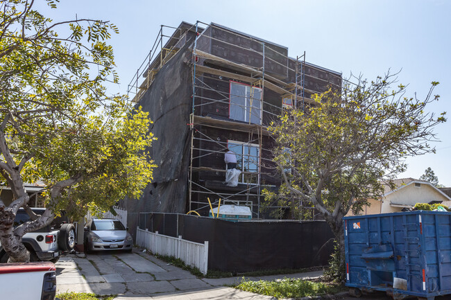 2418 Carmona Ave in Los Angeles, CA - Building Photo - Building Photo