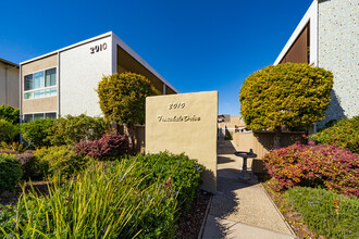 2010 Trousdale Dr in Burlingame, CA - Foto de edificio - Building Photo