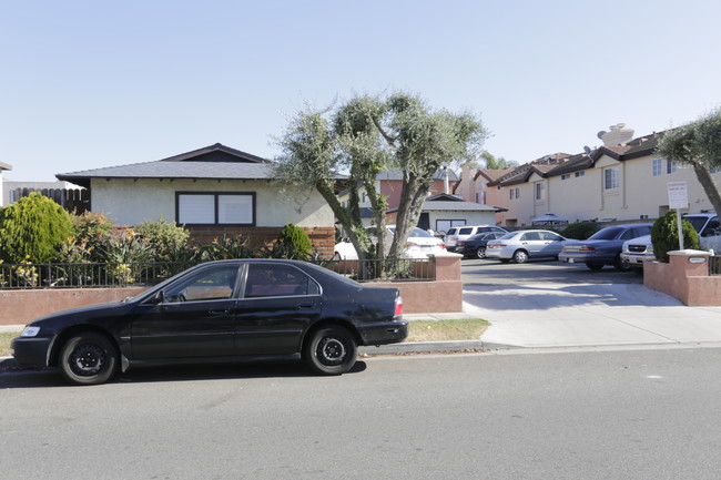 17542 Van Buren St in Huntington Beach, CA - Foto de edificio - Building Photo