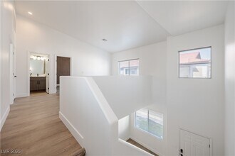 540 W Horizon Ridge Pkwy in Henderson, NV - Building Photo - Building Photo