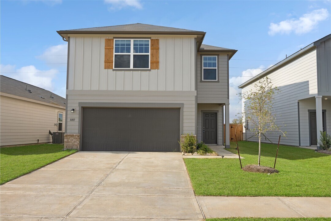 8807 Vacek Xing Wy in Richmond, TX - Building Photo