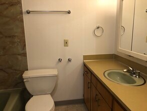 450 NW Larry St, Unit Lower in Pullman, WA - Foto de edificio - Building Photo