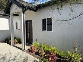 1072 N Vinedo Ave in Pasadena, CA - Building Photo