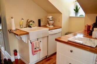 3 Homer St, Unit 2 in Newport, RI - Building Photo - Building Photo