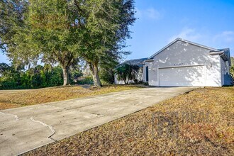4407 N Chamberlain Blvd in North Port, FL - Building Photo - Building Photo