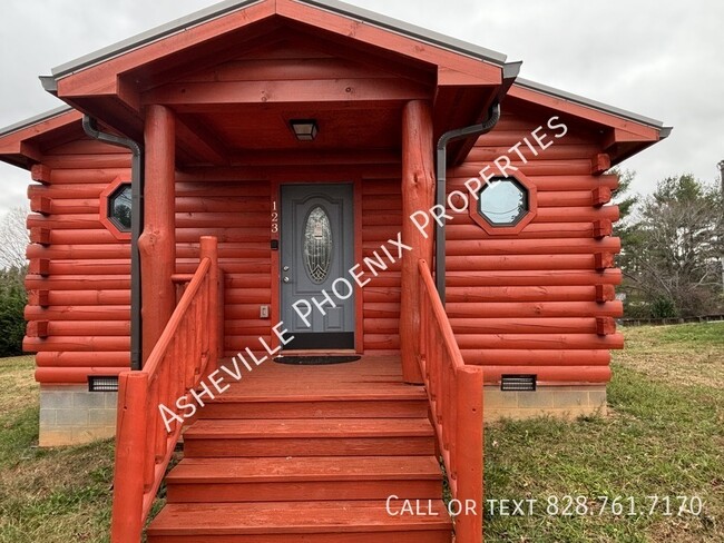 123 Macedonia Rd in Asheville, NC - Foto de edificio - Building Photo