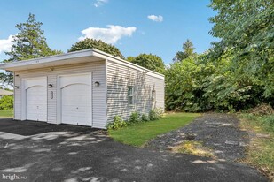 549 Madison Ave in Warminster, PA - Foto de edificio - Building Photo