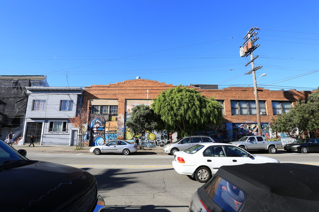 2070 Bryant St in San Francisco, CA - Foto de edificio - Building Photo