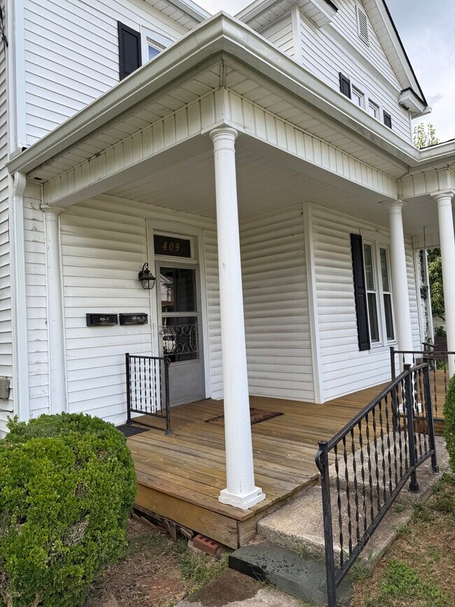 409 Euclid Ave, Unit Fully Furnished Suite A in Lynchburg, VA - Foto de edificio - Building Photo