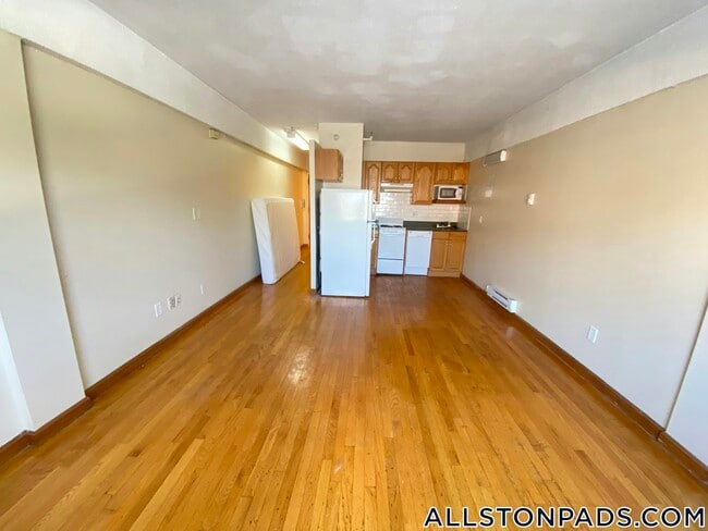 1110 Commonwealth Ave, Unit 210 in Boston, MA - Foto de edificio - Building Photo