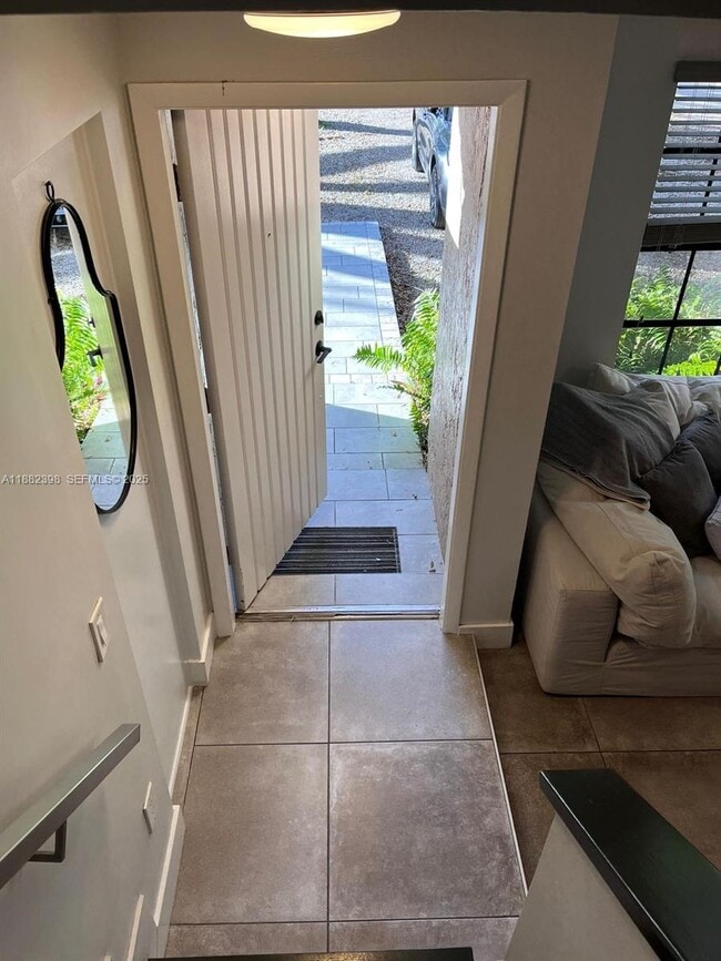 2565 NE 182nd St in North Miami Beach, FL - Building Photo - Building Photo