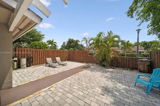 4949 E Lakes Dr in Pompano Beach, FL - Foto de edificio - Building Photo