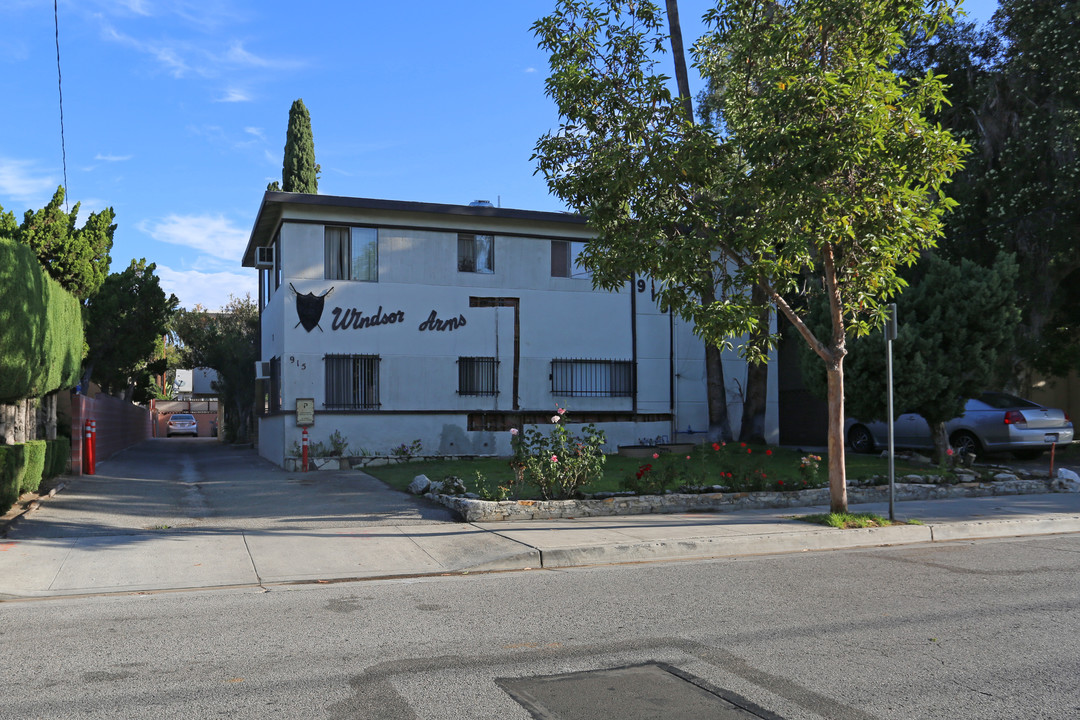 915 E Windsor Rd in Glendale, CA - Building Photo