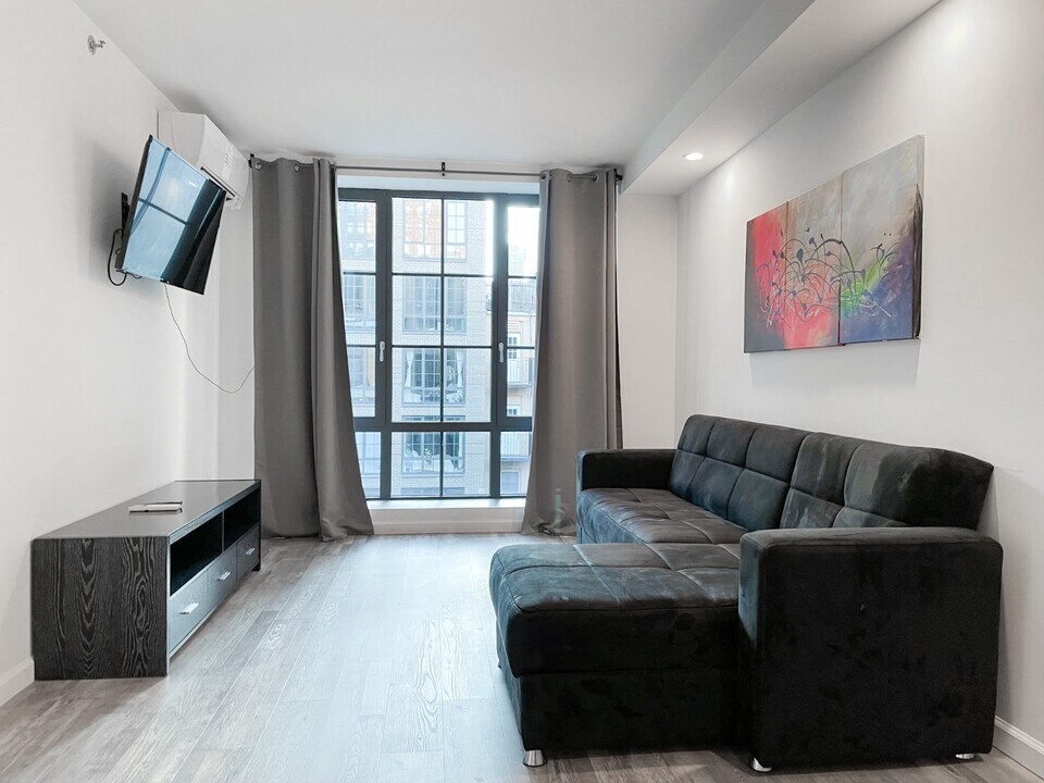 433 W 53rd St in New York, NY - Building Photo