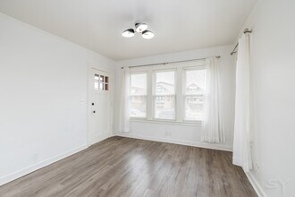 2816 N Mobile Ave in Chicago, IL - Building Photo - Building Photo