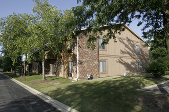 Waterbury Apartments in Roselle, IL - Foto de edificio - Building Photo