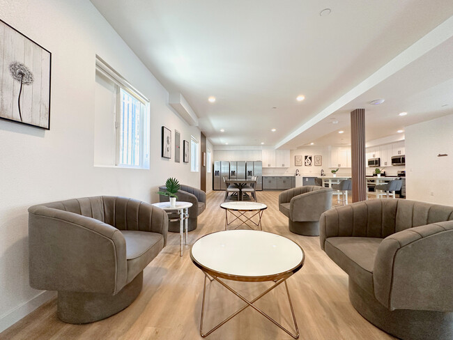 1654 W35th Private Suite—Co-living Life in Los Angeles, CA - Foto de edificio - Building Photo