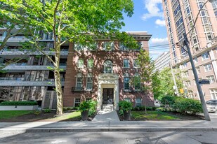 University Apartments - 8 St. Thomas in Toronto, ON - Building Photo