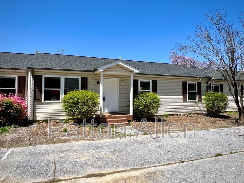 1754 Meadowbrook Terrace in Hendersonville, NC - Foto de edificio