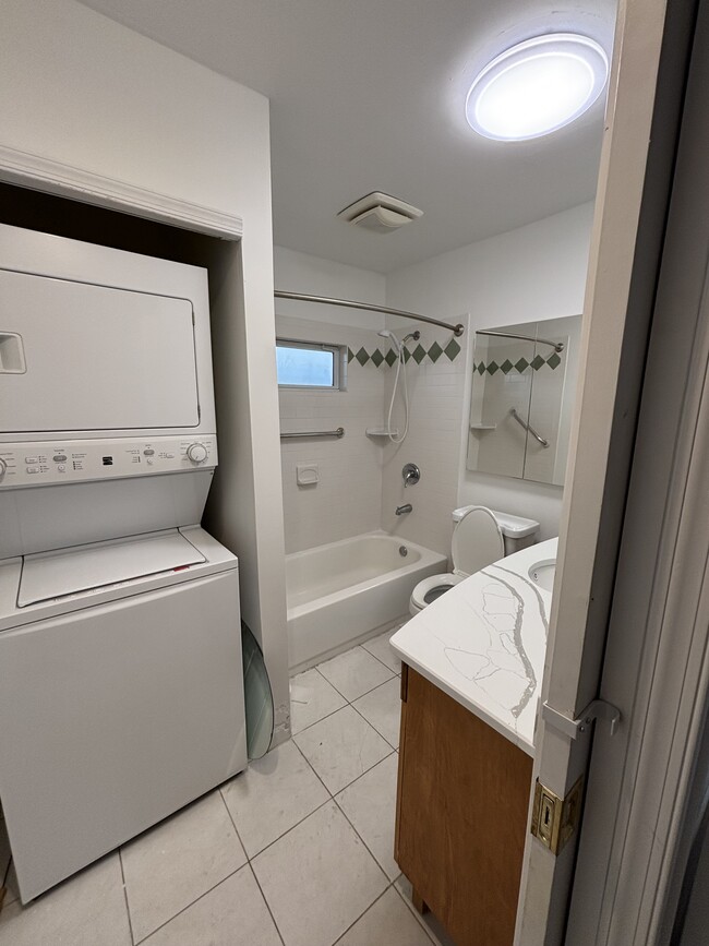 53 Pinewood Dr in Levittown, PA - Building Photo - Building Photo