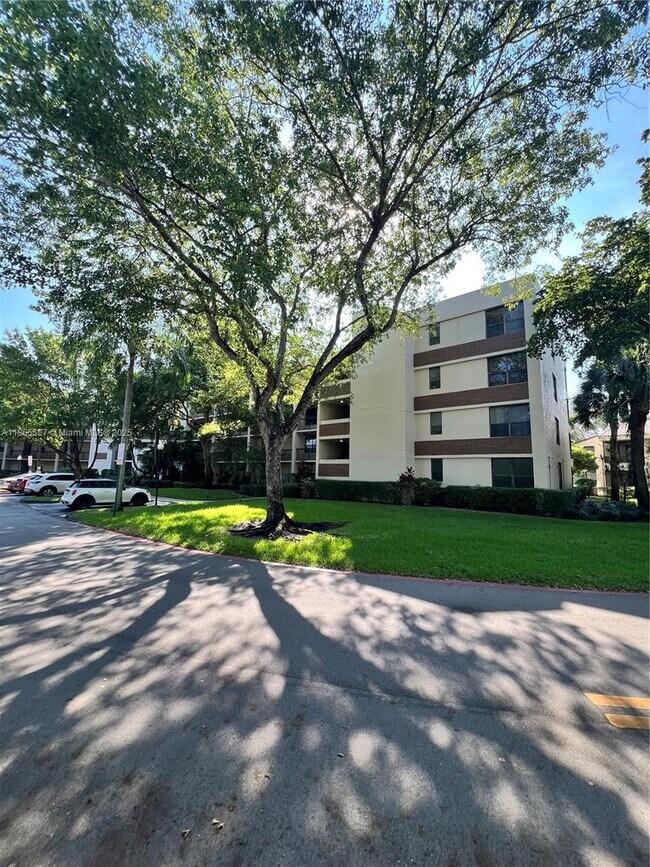 100 NW 76th Ave in Plantation, FL - Building Photo - Building Photo
