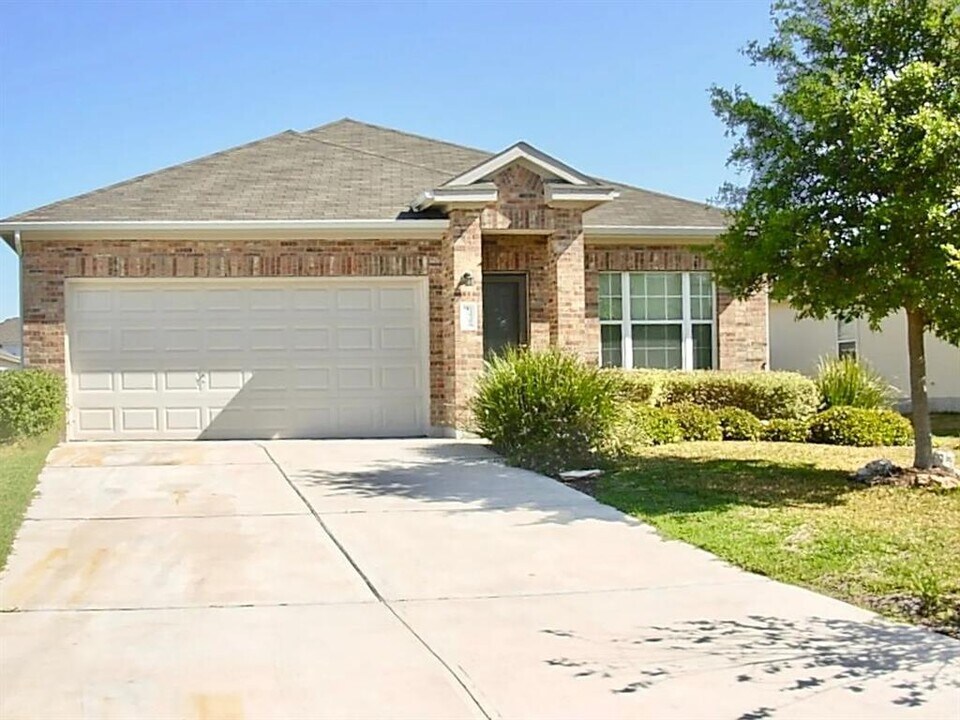 122 Brown St in Hutto, TX - Building Photo