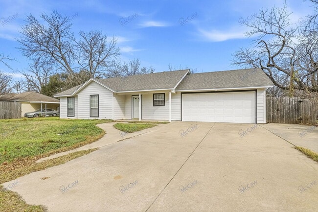 702 N Walnut St in Cleburne, TX - Building Photo - Building Photo