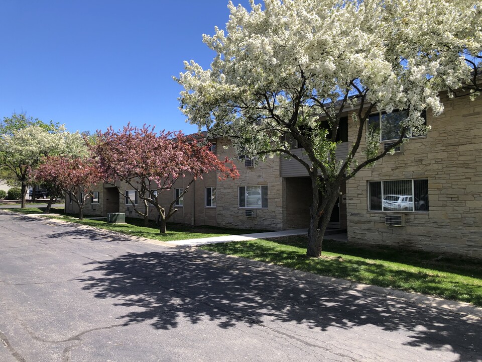 Forest Place in Hales Corners, WI - Foto de edificio