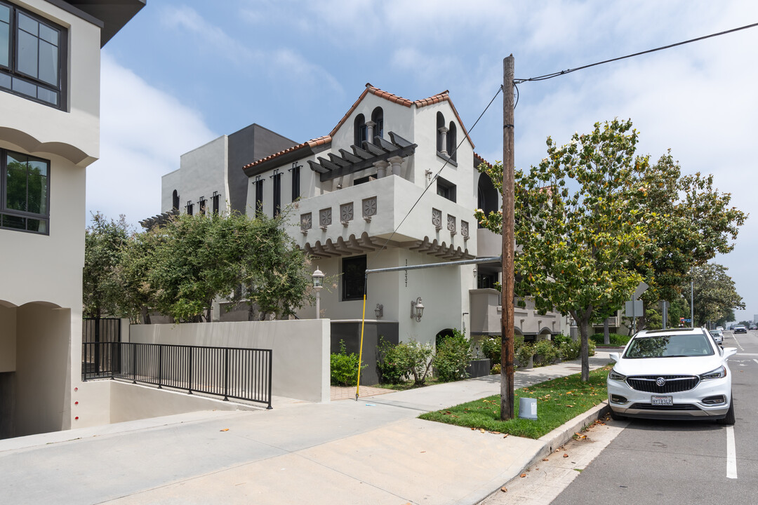 14337 Riverside Dr in Sherman Oaks, CA - Building Photo