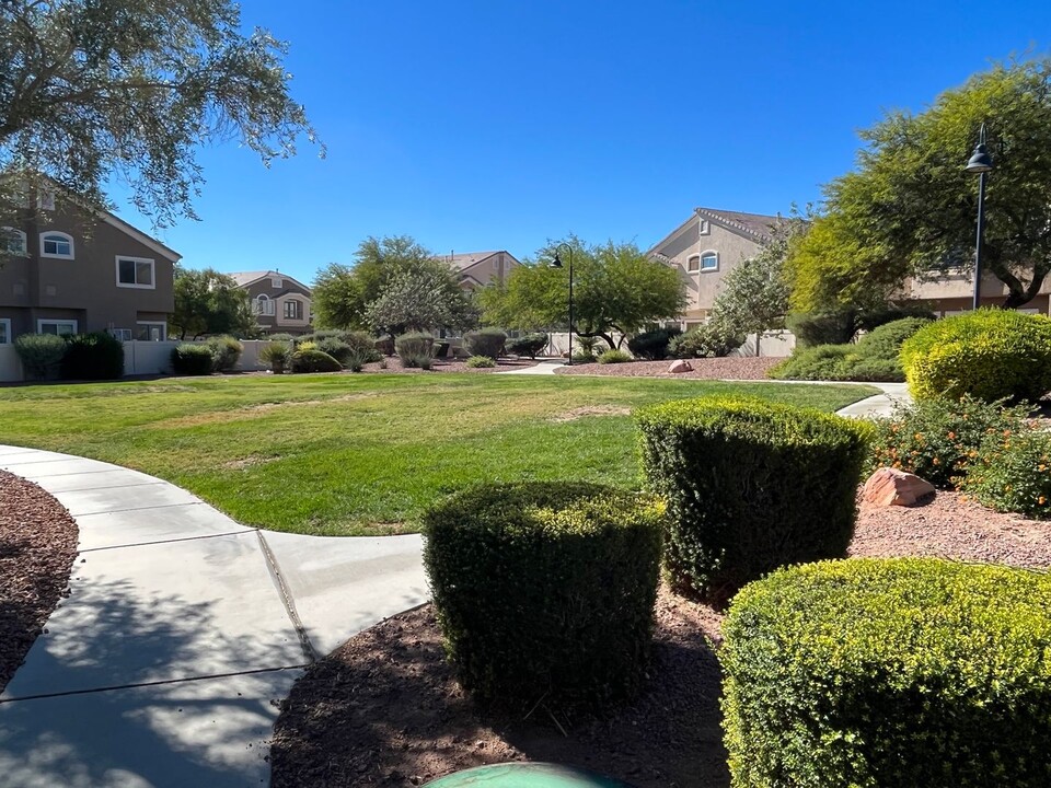 6677 Lookout Lodge Ln in North Las Vegas, NV - Building Photo