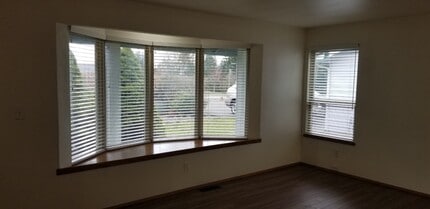 10615 Hillsboro Dr NW in Silverdale, WA - Foto de edificio - Building Photo