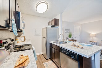 Brittany Place Apartments in Norfolk, VA - Foto de edificio - Building Photo