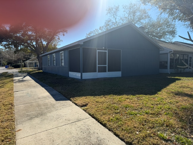 1042 Willowood Ln in Dunedin, FL - Foto de edificio - Building Photo