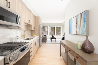 2453 W Logan Blvd, Unit 2457-1 in Chicago, IL - Building Photo - Building Photo