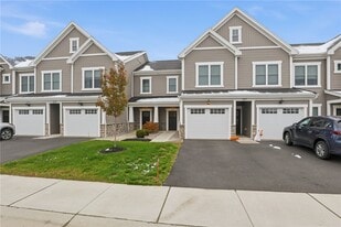 1195 Marina Pkwy in Macedon, NY - Building Photo