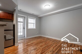 556 W Arlington Pl, Unit 609 in Chicago, IL - Building Photo - Building Photo