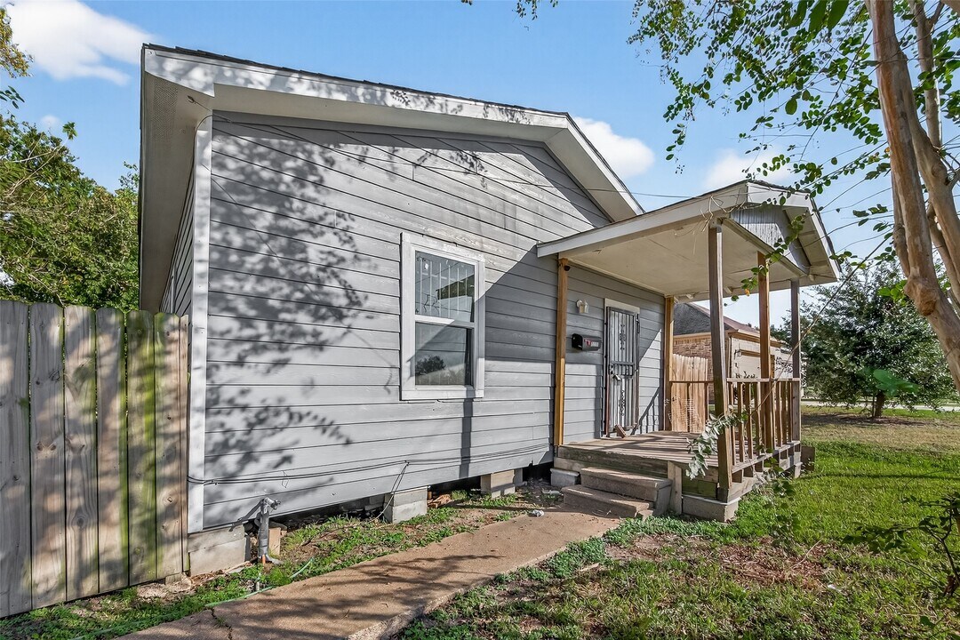 8211 Parnell St in Houston, TX - Building Photo