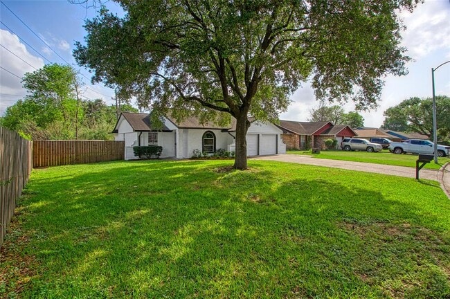 7027 Log Hollow Dr in Houston, TX - Building Photo - Building Photo