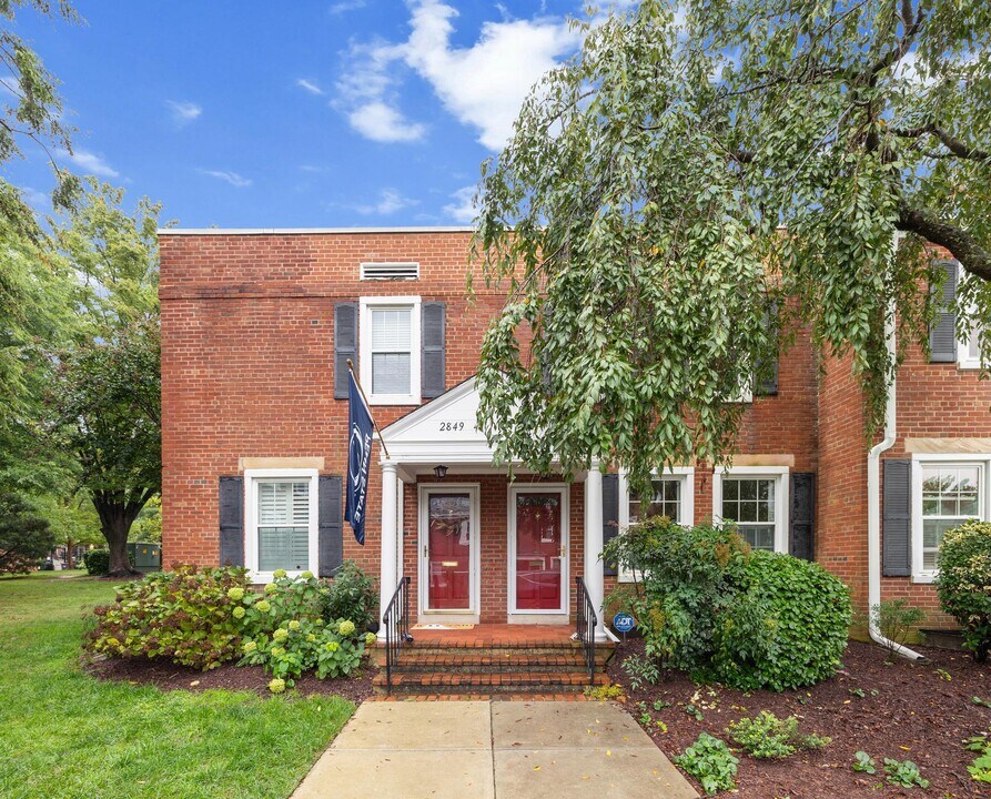 2851 S Buchanan St in Arlington, VA - Building Photo