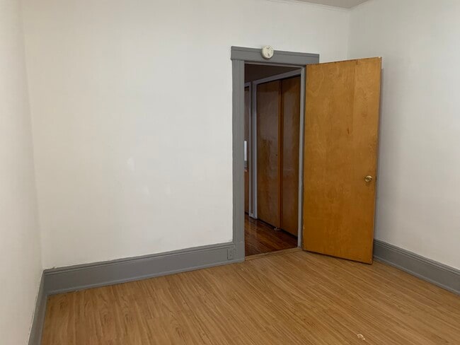 7419 64th Ln, Unit 1 in Glendale, NY - Building Photo - Building Photo