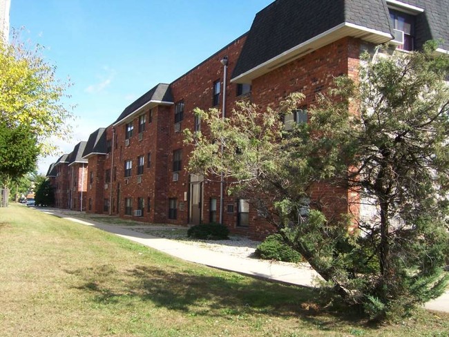 Catherine Garden Apartments in Little Ferry, NJ - Foto de edificio - Building Photo