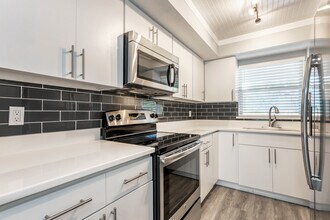 Artisan Cove Apartments in Sarasota, FL - Building Photo - Interior Photo